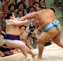 (1)Musashimaru blazes ahead, Kaio falls at Nagoya sumo